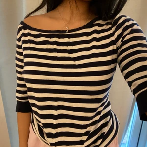 RANDIG TRÖJA - Storlek 170 passar mig med S och förmodligen flera storlekar. Jag har den lite off shoulder💖