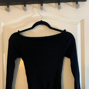 Svart ribbad off-shoulder tröja  - Säljer denna tröja pga ingen användning för den. Är figursydd i modellen och sitter därför superfint på. Skriv för fler bilder/bilder med plagget på. Köpare står för frakt och pris kan diskuteras vid snabb affär❣️