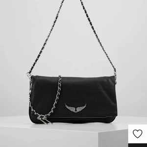 Väska  - Säljer min superfina zadig väska som går att matcha till allt (IGEN pga oseriös köpare). Man får med dustbag och två kedjor(en lång och en kort)☺️             Nypris: 3 265kr