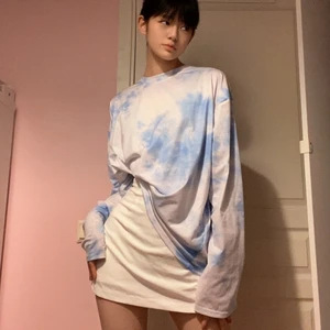 Blå långärmad tröja - Jättefin blåvit tröja! Superskön och passar jättefina med jeans eller vitt! Koreanskt märke köpt för 35€! Jättebra storlek som passar de flesta! Pris diskuteras och skriv för fler bilder 💙 mötas i Stockholm annars står köpare för frakt