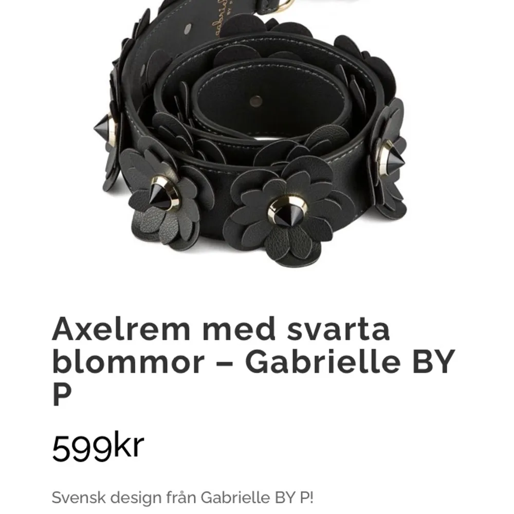 Axelrem med svarta blommor – Gabrielle BY P. Helt ny och nästan aldrig använd , derför priset💞. Väskor.
