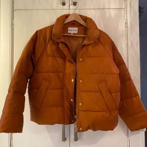 Jacka från NA-KD - Pufferjacket från NA-KD i oversized modell. Nästan som skinnimitation i materialet! Jättetjock och gedigen i kvaliten. Använd 3-4 gånger förra vintern 💓