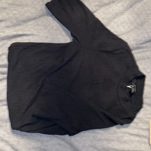 Svart topp från monki  - Svart topp från monki använder aldrig 