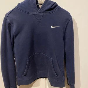 Nike hoodie - Marinblå nikehoodie, L i barnstorlek så sitter som XS, S. Köpt secondhand men aldrig använd av mig, fint skick. 80kr+ frakt