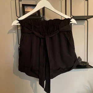 Shorts  - Tunna sköna svarta shorts som är snygga både till fest och vardags. 