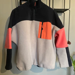Fleece från Monki  - Skön knappt använd fleece från Monki 