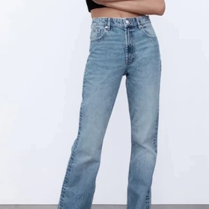 Ljusa jeans zara - Säljer dessa full lenght jeansen från zara i strl 32, superfina verkligen!! - high waisted!!