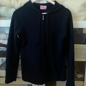 Kashmir zipper - Säljer min kashmir kofta från märket from future, 100% kashmir. Den är mörkblå! Nypris är 1600 så säljer för bra pris. 
