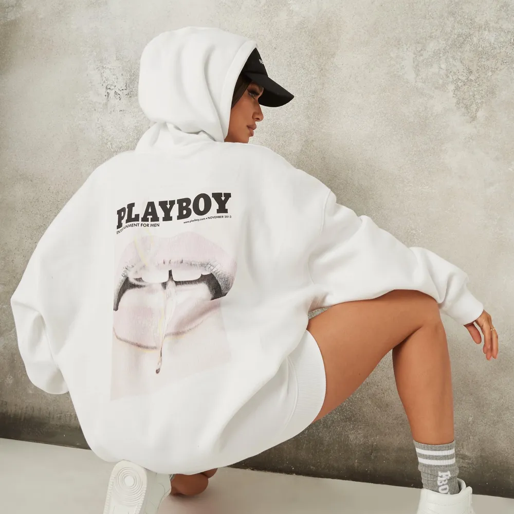 Säljer denna ascoola Playboy hoodie i oversize fit, sitter perfekt på mig som är en s/36! Använd några fåtal gånger men som ny! Frakt på 66kr tillkommer . Hoodies.