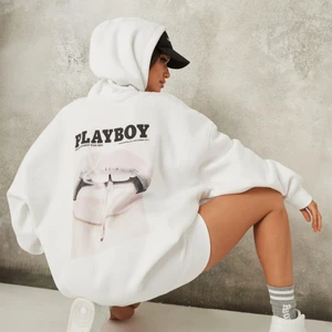 Playboy hoodie oversize  - Säljer denna ascoola Playboy hoodie i oversize fit, sitter perfekt på mig som är en s/36! Använd några fåtal gånger men som ny! Frakt på 66kr tillkommer 