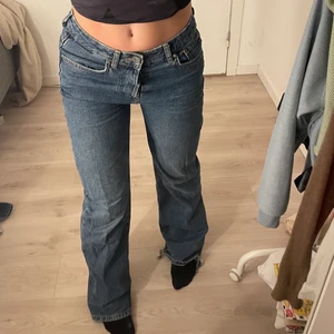 Mörkblå midrise jeans - Mörklblå midrise jeans från bikbok. Jättesnygga jeans som också är sköna. Säljer för att de inte kommer till användning längre. Jättefint skick förutom att de är slitna vid fötterna. Köpta för 500kr