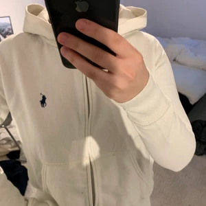 Ralph lauren tröja - I storlek XS, är lite nopprig därav det låga priset. Frakt tillkommer💓 (Pris kan diskuteras vid snabb affär) 