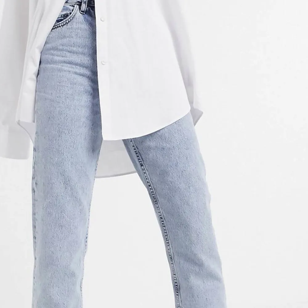 Säljer nu mina oanvända jeans från Collusion köpta på ASOS, säljer då jag inte får användning för dem 💕 skitsnygg blå färg och påminner lite om monkis Yoko jeans 🤩 fler bilder kan skickas vid intresse 💕 storlek 30/30 passar mig som har S/M i byxor  . Jeans & Byxor.