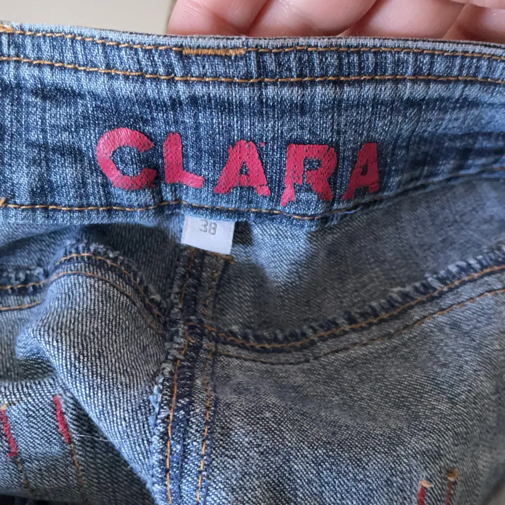 bootcut ish jeans från Clara, i strl 38! sparsamt använda och i ett bra skick. Jeans & Byxor.