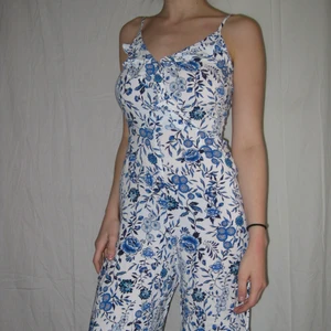 Byxdress - Somrig byxdress i st 34 eller xs/s. Köparen står själv för frakt eller så möts vi upp i Sthlm!🌹