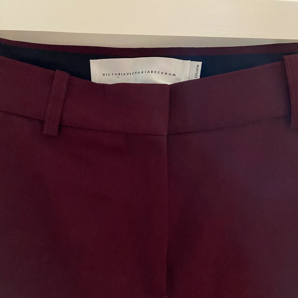 They are wine red suit pants from Victoria Victoria Beckham. Never worn, because they are sadly a little too tight on me. So they’re in perfect condition. Shipping not included . Kostymer.