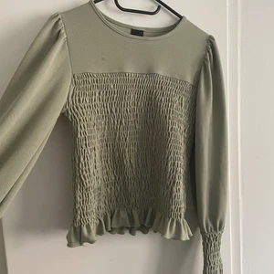 Gina topp - Använd få gånger, superfin för våren. Köpt för 299kr och säljer den för 110. Köparen står för frakten. 🥰