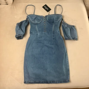 NY Klänning ifrån missguided  - Ny stretchjeans klänning ifrån missguided. Normal i storlek men är som sagt stretchig. 