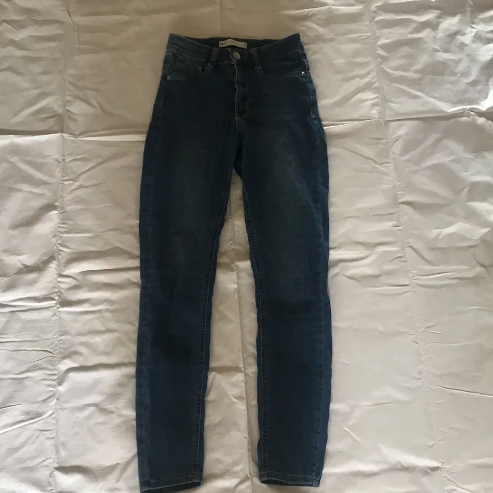 Skinny jeans, 1 år gamla, inte jätte använda, bra skick. Jeans & Byxor.