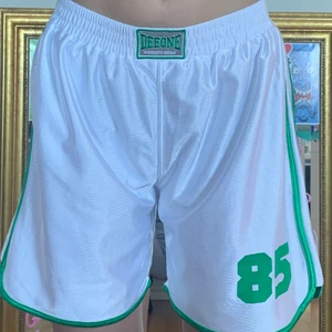 Deeone shorts! - Vita sport shorts från Deeone som passar perfekt för sporter som tex basket, eller bara jätte fina att ha som vanliga shorts t sommaren💗 Det är storlek 158/164 men passar en xs/s
