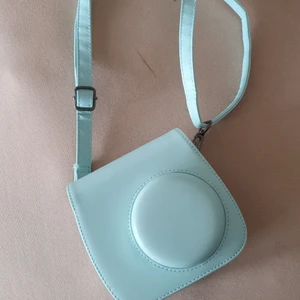 Jag säljer en instax mini 9  - Den är i bra sick och inte använd många gånger. Den här redan 4 kort som sitter i och som du får med i ditt köp. Du får även med ett fodral med axelrem och en liten ficka på baksidan. (Axelremen är justerbar) som ni ser är den i en ljus fin blå färg. Finns även en liten spegel så att du kan ta selfis med den. Om du vill ha den fraktad så står du för frakten själv. 