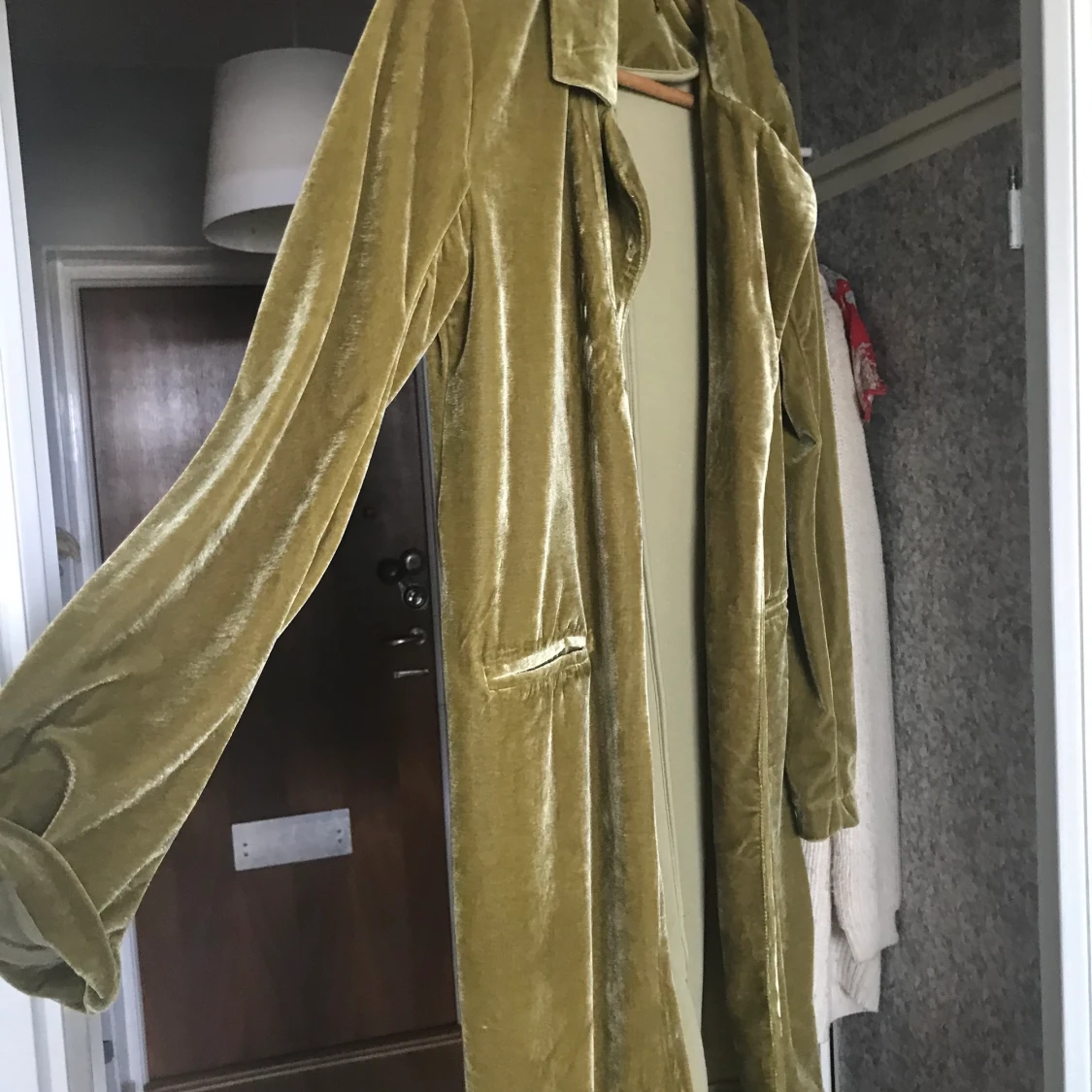 Olivgrön sammets kavaj ( knälång)