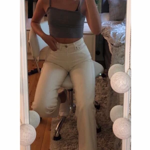 Weekday jeans - Säljer mina beiga skitsnygga jeans pga att de tyvärr blivit för små. De är från weekday och i fint skick! Väldigt fina nu till våren! Säljer för 200+frakt men pris kan diskuteras!