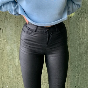 Skinnbyxor - Säljer dessa välanvända skinnbyxorna i storlek xsmall 🖤 Lite sprucken i skinnet då de är välanvända (se bild 2), därav priset ⚡️ ⚡️ 