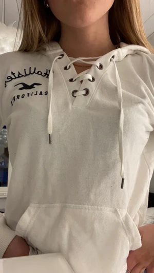 Hollister hoodie - En hoodie från hollister med knytning vid bröstet. 