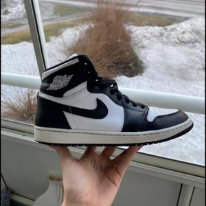 Jordan 1 high pandas 43 - Jordans från 2011 black/White aka pandas. Passar 42,5-43