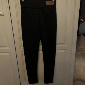 Wool leggings - Säljer dessa jätte mysiga byxor då jag ångrade mig när jag fått hem de och nu är det försent för att skicka tillbaka de. De är helt oanvända, endast testade en gång. Köpte de för 550kr.      Läs i profilen om du undrar något mer och annars fråga. Frakt tillkommer.