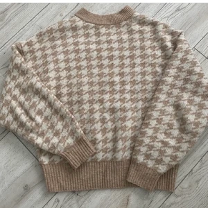 Stickad tröja  - (LÅNAD BILD!) En stickad tröja i hundtandsmönster i beige och vitt från H&M som är slutsåld där! Storleken är M men jag som har S kan även ha den då det blir super fint när den är lite oversized! Köparen står för frakten!☺️
