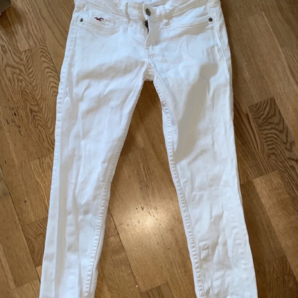 Vita jeans från hollister. För små för mig. Storlek : W25 L29. Jeans & Byxor.