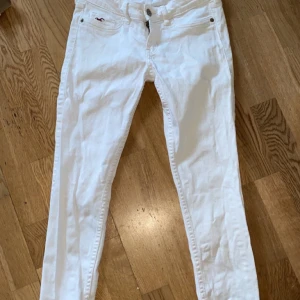 Hollister jeans 25  - Vita jeans från hollister. För små för mig. Storlek : W25 L29