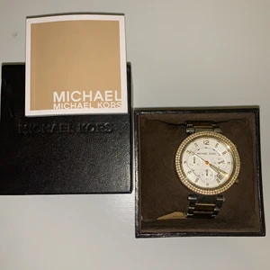 Michael kors klocka🤍 - Väldigt gammal klocka men används få tall gånger, den är både guld och silver men även diamanter. på köptes för 3000kr men säljs för 2000kr🤍