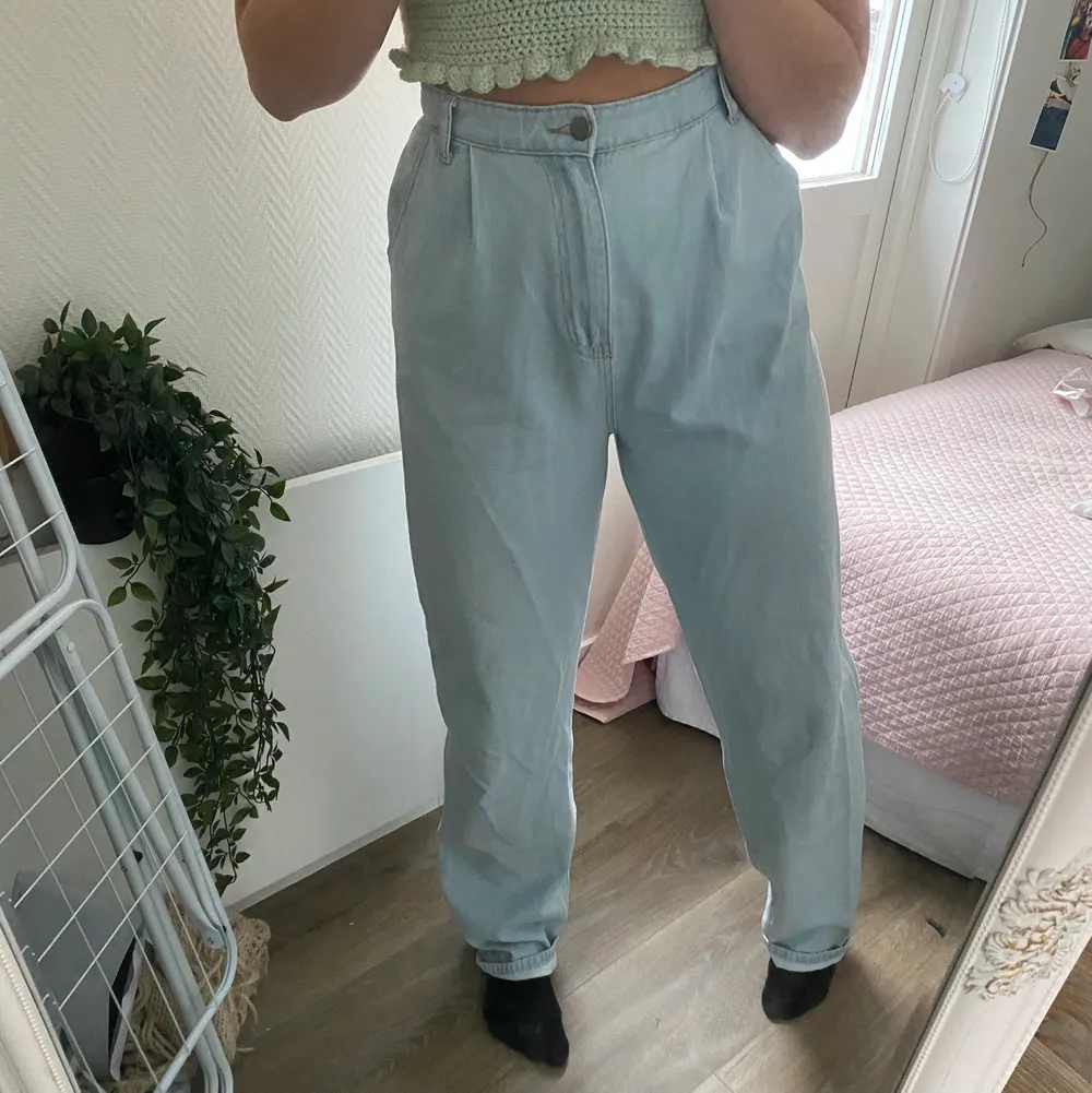 Ett par ljusa baggy jeans, tyvärr är dessa ej kommit till användning då de är lite långa för mig som är 173cm. Dom är i storleken 40, men jag skulle säga att de funkar till en storlek större men även mindre (beroende på hur man vill ha passformen)! Väldigt sparsamt använda, skicka pm för fler bilder💕. Jeans & Byxor.