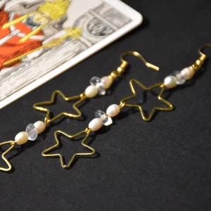 Örhänge stjärnor - Örhängen med guldiga stjärnor, sötvattenspärlor och bergskristall! Krokarna är nickelfria. 