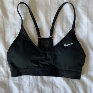 Säljer denna fina sport-bh från Nike!🖤 Kan även användas som bikini. Säljer då den blivit för liten, använd endast ett fåtal gånger och i bra skick. Storlek S. Köparen står för frakt.