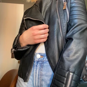 Chiquelle moto jacket svart storlek XS - Skinnjacka från chiquelle i nästan nyskick. Bara använt ett fåtal gånger.