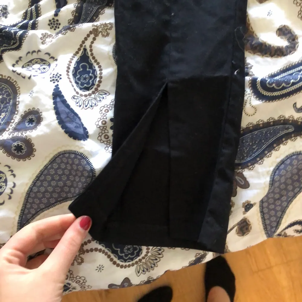 Ett par svarta kostymbyxor med slits nere vid ankeln. Sitter perfekt i längden på mig som är 1,75 cm. De är strl 38 och inte så stretch. Säljer de då kvittot är borttappat. Jeans & Byxor.