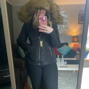 Alice by Belle shoes  - Säljer denna jacka. Tror märket heter Belle shoes, och modellen alice. TROR JAG. Köpte denna och använde typ 1gång, storlek 38, fickor med dragkedja, fake päls luva som avtagbar, den är jätte stor, bälte i midjan som också går att ta bort. Funkar felfritt.