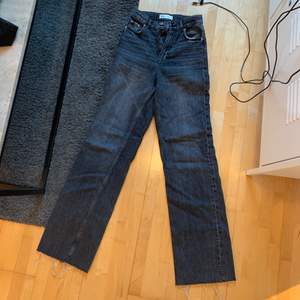 Zara jeans som tyvärr är för små för mig, knappt använda och långa i benen💓