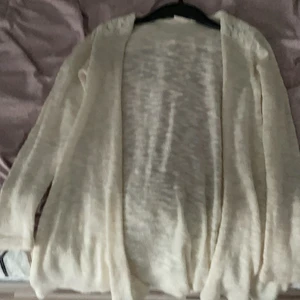 Vit kofta - Den här koftan är bra, den är stretchig och mjuk. Jag har använt den typ 5 gånger.