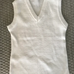 Retro vit topp - Vit ribbstickad topp croppad ca stl xs-s. Fint skick. Pris: 60 kr