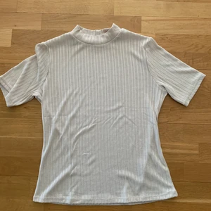 Vit T-shirt från H&M - Vit T-shirt från H&M i bra skick. Använd en gång. 