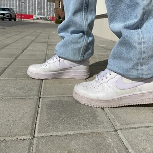 Vita airforce - Använda men i fint skick, tvättas innan jag postar. Skorna har ljuslila märke, frakt tillkommer