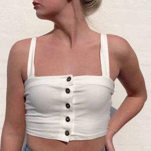 Fin vit topp  - Inte kommit till användning, 50kr (frakt tillkommer)🌸🤍🌸 Lita inte fullt ut på leverans priset som är i tryckt nedan 💛