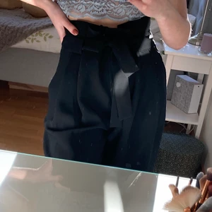 Svarta kostymbyxor  - Fina pösiga kostymbyxor som aldrig kommer till användning. Kortare i modellen så går inte hela vägen ner till anklarna på mig som är 168. Passar allt från XS till M skulle jag tro då de går att spänna åt i midjan och är väldigt pösiga.  Jättesköna att ha på sig och fint skick, 150kr+frakt💕