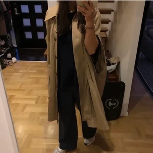 Trenchcoat  - Trenchcoat från & Other stories. Super fin och trendig till våren och en kall sommardag 🤗 storlek 36