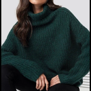 Grön stickad polotröja - Jätte fin och varm stickad polotröja i färgen mörkgrön, ifrån nakd! Sparsamt använd! Jätte varm och skön. Passar dom flesta storlekar, beroende hur man vill den ska sitta. Pris: 150kr+frakt🤗 hör av dig för fler bilder! 